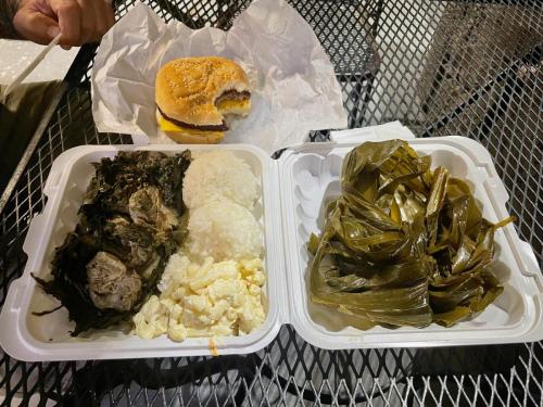 Pork LauLau & Mac Salad plus ein klassischer Cheeseburger für 20 Dollar.