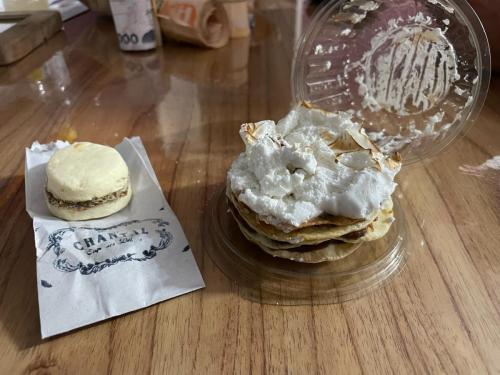 Alfajores und Torta Rogel.