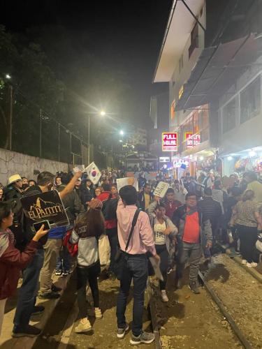 I glaub, de wollen was von uns.